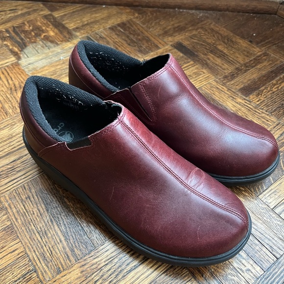 Crocs Women's Burgundy Slip On Clog Work Shoes Leather - Picture 16 of 16